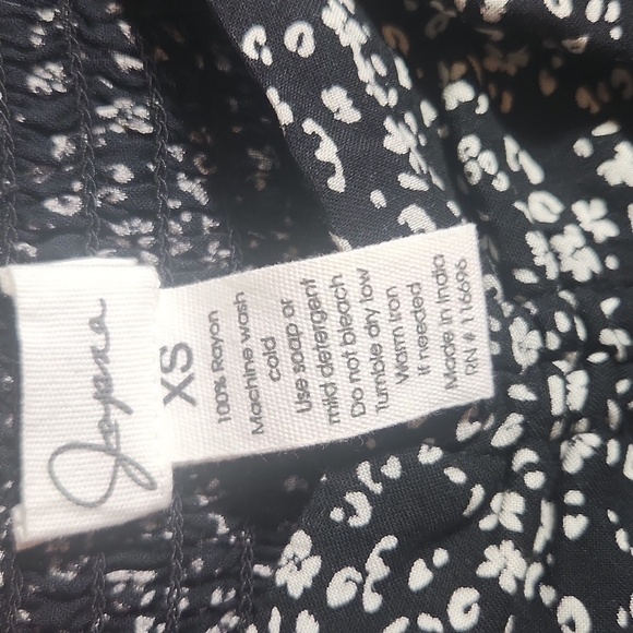 Paisley Blossom Black and White Crop Top Size XS with elastic stretchy - Picture 6 of 9